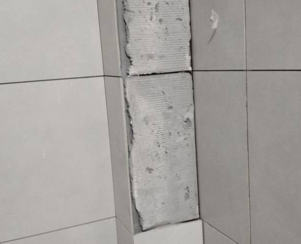 江阳瓷砖空鼓维修公司分享下瓷砖施工前基层浇水润湿程度不足，可能导致以下问题